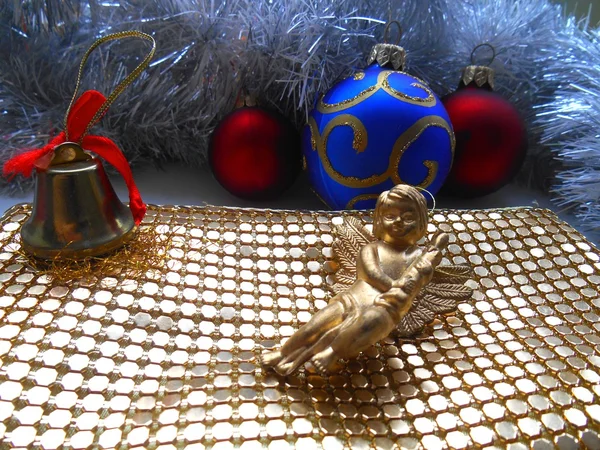 Ángel de la decoración de Navidad y bolas sobre un fondo dorado — Foto de Stock