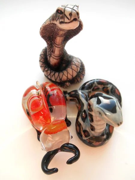 白い背景の上のセラミックとガラスのカブトムシから装飾的なヘビ — ストック写真