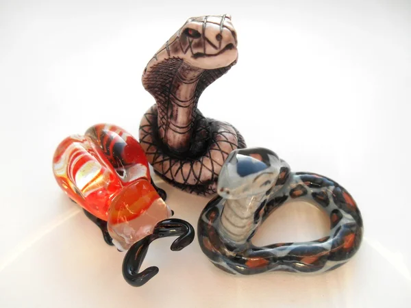 Serpent décoratif en céramique et coléoptère de verre sur fond blanc — Photo