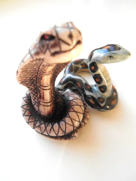 Deux serpents décoratifs en céramique sur fond blanc — Photo