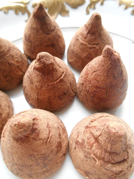 Tartufo di cioccolato caramella su uno sfondo piatto bianco — Foto Stock