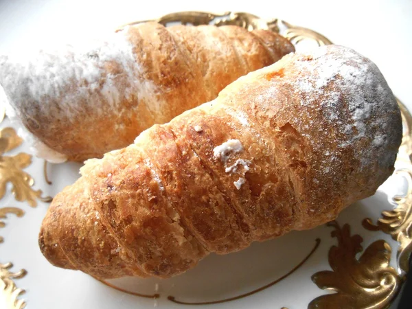 Gâteaux roulés sur une assiette — Photo