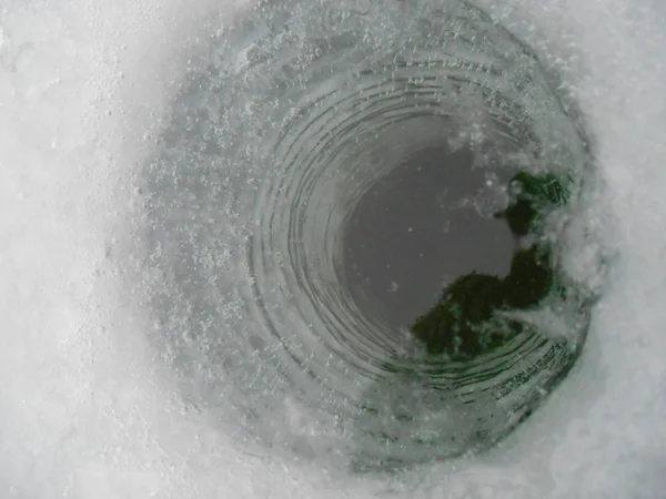 Agujero de pesca en el hielo para la pesca de invierno — Foto de Stock