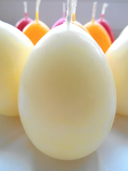 Bougies aux œufs sur fond blanc — Photo