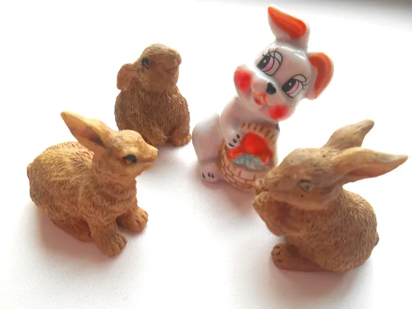 Kaniner i keramik på vit bakgrund — Stockfoto