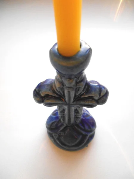 Bougeoir en forme de croix de porcelaine bleu foncé et bougie — Photo