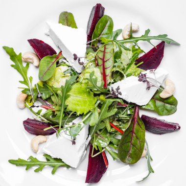 Salade de remise en forme avec roquette et chèvre fromage