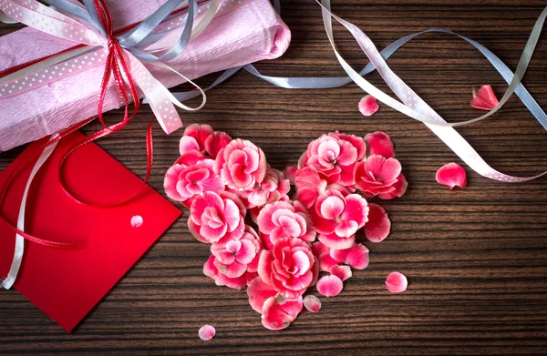 Vintage heart from flowers on wooden table — Stock Photo, Image