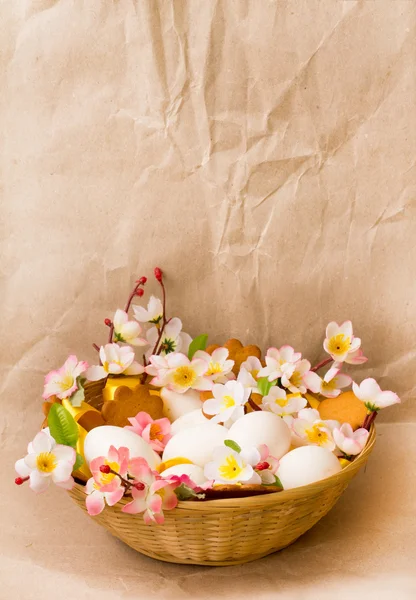 Sfondo pasquale con uova di Pasqua con fiori primaverili — Foto Stock