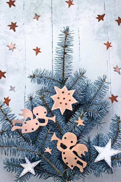 Christm como ángeles con las estrellas y el árbol de Navidad —  Fotos de Stock