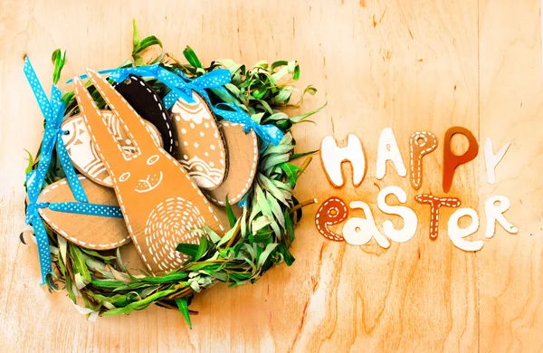 Huevos de Pascua y conejo con letras "feliz Pascua " — Foto de Stock