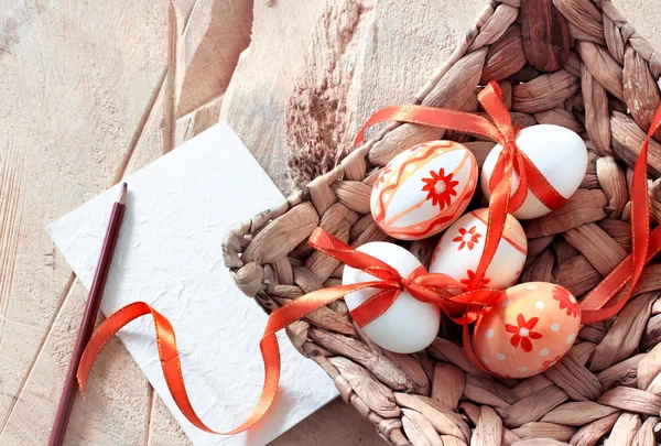 Oeufs de Pâques colorés dans le panier — Photo