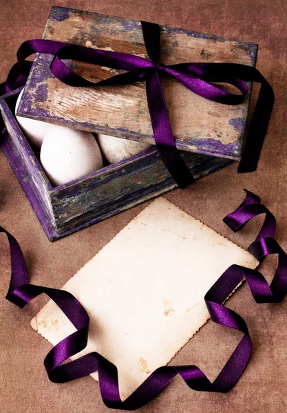 Вінтажна листівка з коробкою з великодніми яйцями — стокове фото