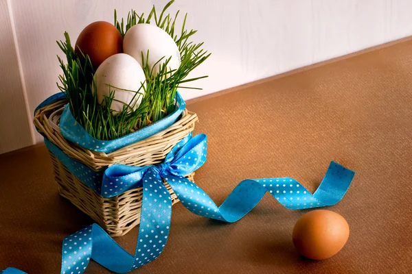 Velikonoční vajíčka na trávě — Stock fotografie