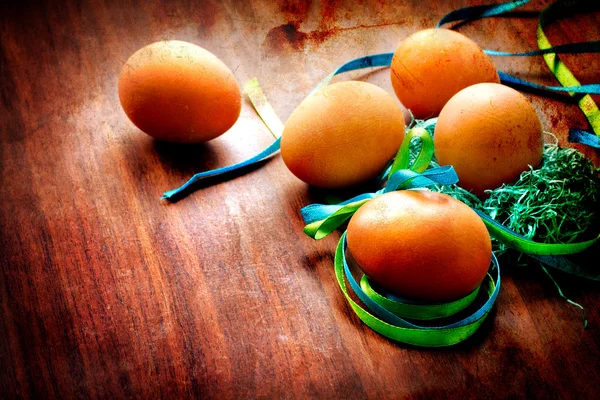 Oeufs de Pâques dans le nid — Photo