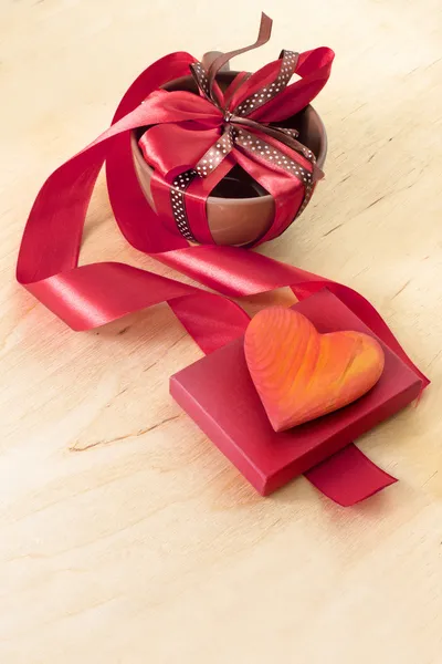 Současné pohár s červenou stuhou lukem se srdcem pro den svatého Valentýna — Stock fotografie