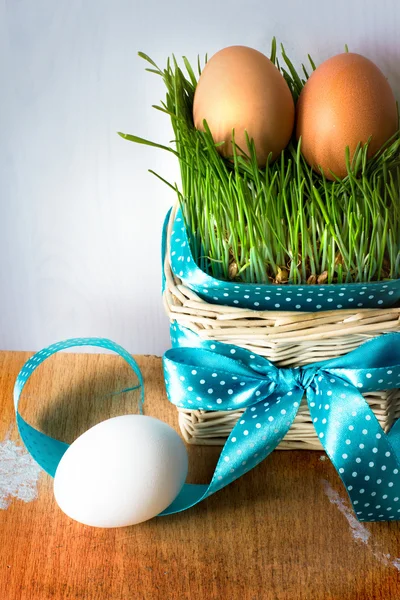 Huevos de Pascua en la hierba — Foto de Stock