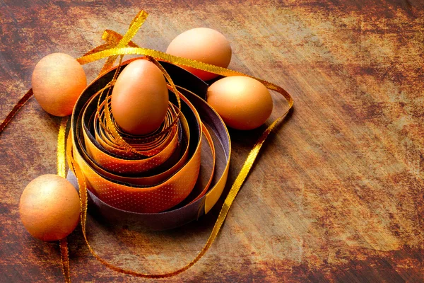 Huevo de Pascua con cinta colorida como nido —  Fotos de Stock