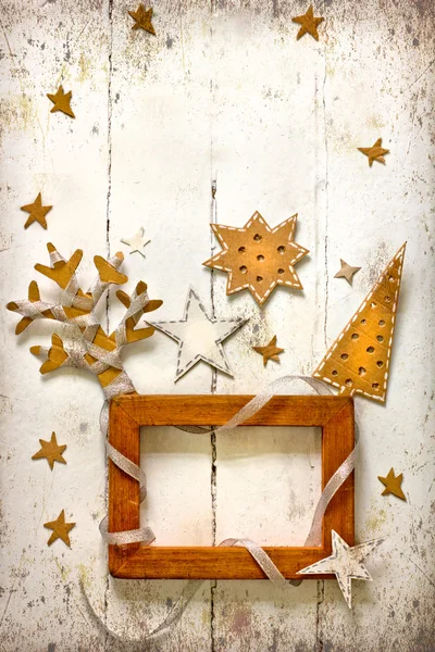 Рождественские украшения на белом, зимнем фоне со звездой — стоковое фото