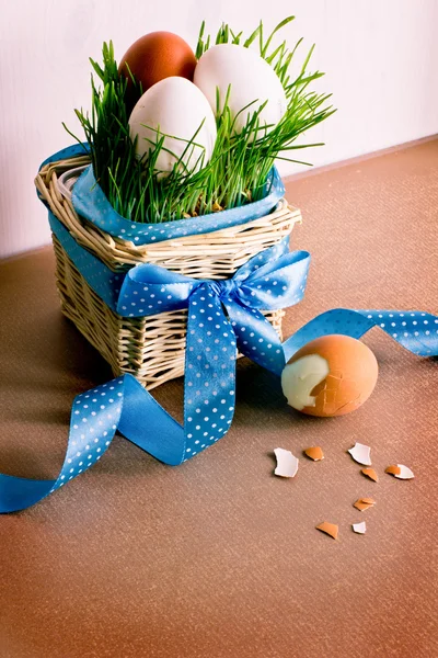 Huevos de Pascua en la hierba —  Fotos de Stock