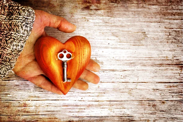 kalp ile sevginin sembolü olarak kadınların elinde anahtar
