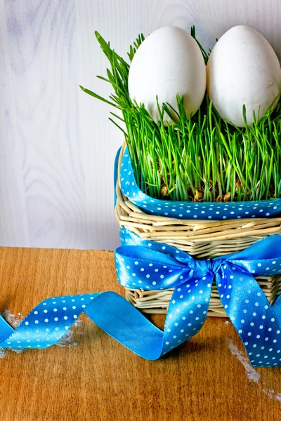 Huevos de Pascua en la hierba —  Fotos de Stock