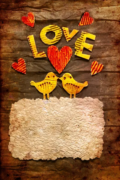 Vintage tatil kartı ile iki kuş ve sevginin sembolü olarak kalp