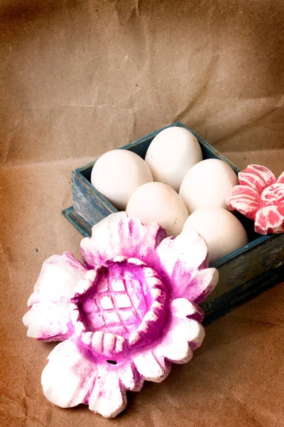 Huevos de Pascua en la caja con flores y tarjetas para el signo —  Fotos de Stock