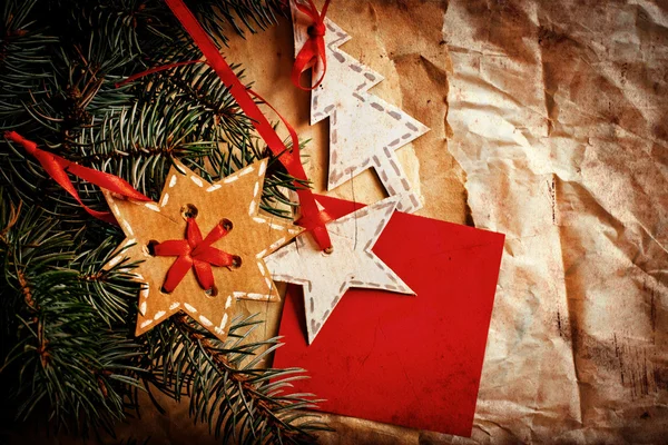 Рождественские украшения на фоне гранжа — стоковое фото