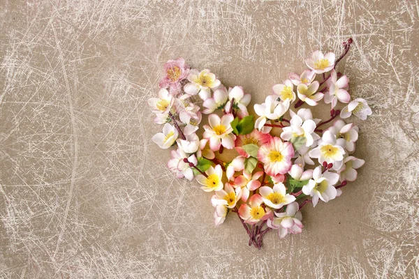 Decoratieve hart van Lentebloemen. — Stockfoto