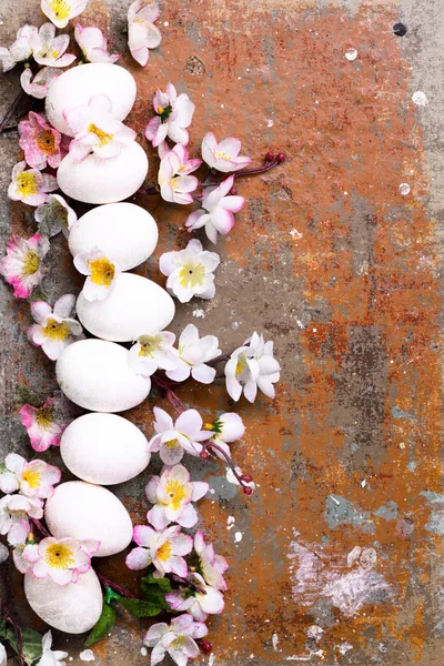 Påsk bakgrund med ägg och blommor — Stockfoto