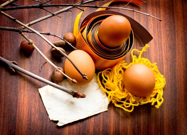 Bodegón de Pascua vintage con grupo de huevos y papel para el signo — Foto de Stock