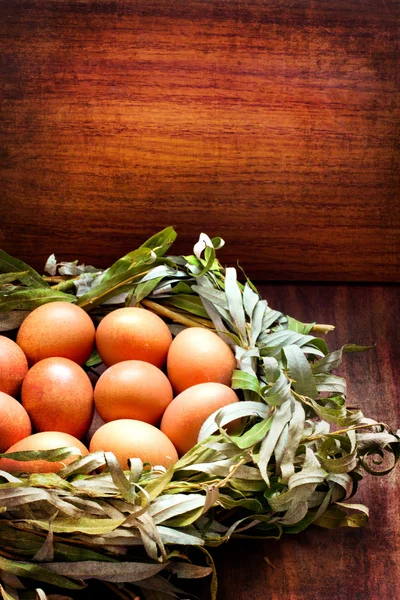 Huevos de Pascua en el nido — Foto de Stock