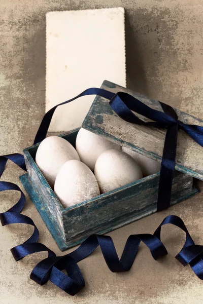 Cartão vintage com caixa com ovos de páscoa — Fotografia de Stock