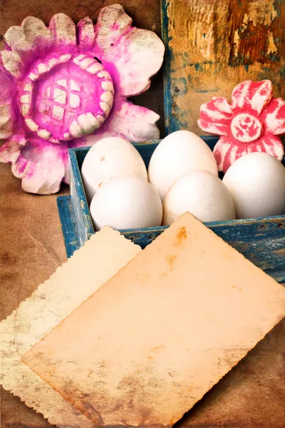 Huevos de Pascua en la caja con flores y tarjetas para el signo — Foto de Stock