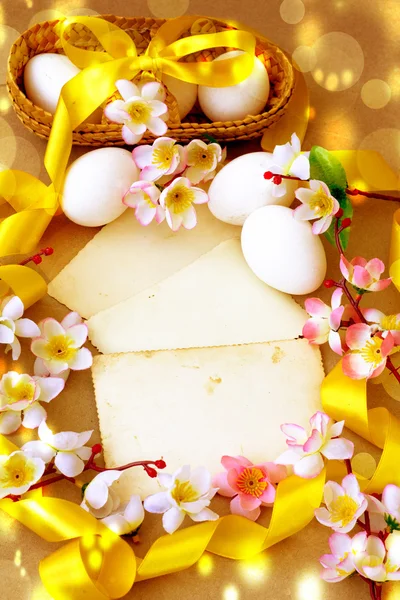 Huevos de Pascua y rama con flores sobre papel —  Fotos de Stock
