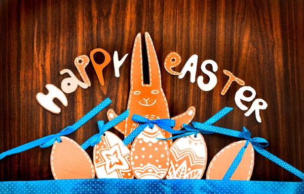 Huevos de Pascua y conejo con letras "feliz Pascua " — Foto de Stock