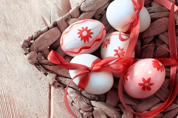 Huevos de Pascua de colores en la cesta — Foto de Stock