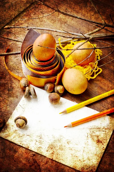 Пасхальное яйцо с яркой лентой в виде гнезда — стоковое фото