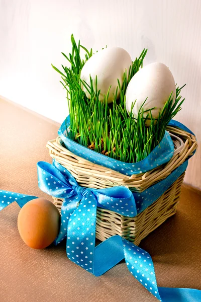 Huevos de Pascua en la hierba — Foto de Stock