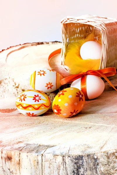 Huevos de Pascua de colores en la cesta —  Fotos de Stock