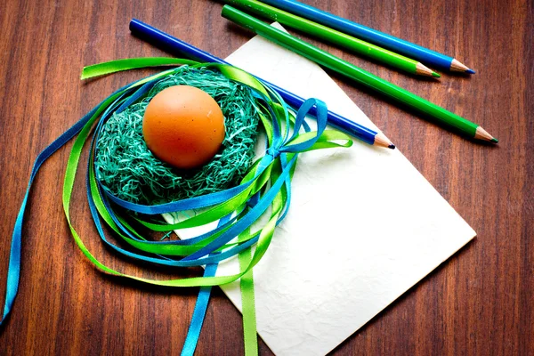Velikonoční vajíčko s mašlí colorfull jako hnízdo — Stock fotografie