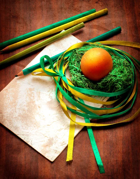 Huevo de Pascua con cinta colorida como nido — Foto de Stock