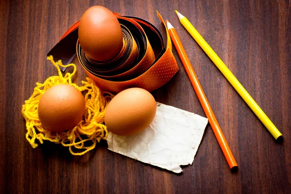 Uovo di Pasqua con nastro colorato come nido — Foto Stock