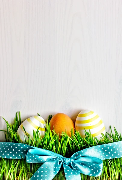 Huevos de Pascua en la hierba — Foto de Stock