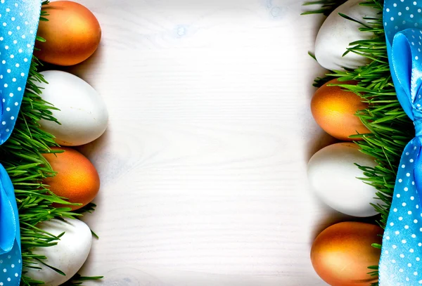 Oeufs de Pâques sur l'herbe — Photo