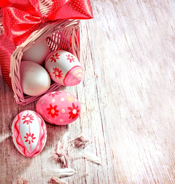 Huevos de Pascua de colores en la cesta — Foto de Stock