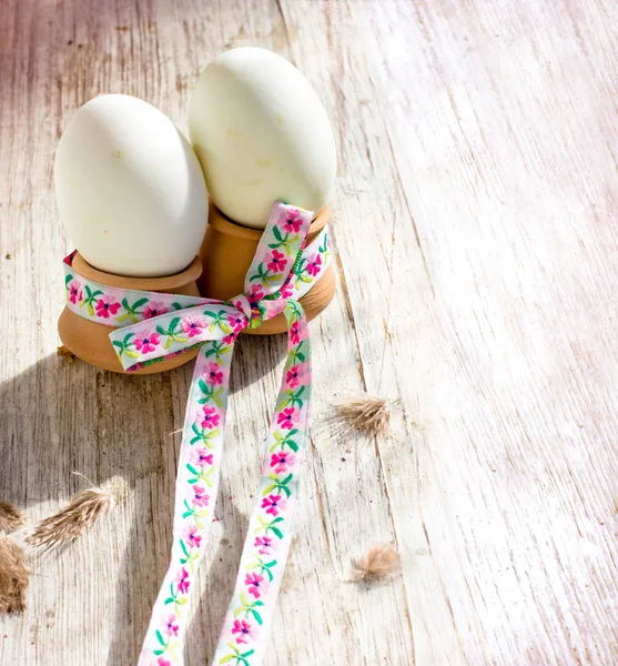 Huevos de Pascua sobre textura de fondo blanco antiguo — Foto de Stock