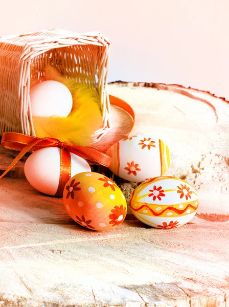 Huevos de Pascua de colores en la cesta —  Fotos de Stock