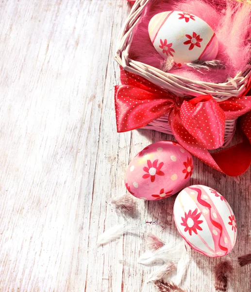 Huevos de Pascua de colores en la cesta —  Fotos de Stock